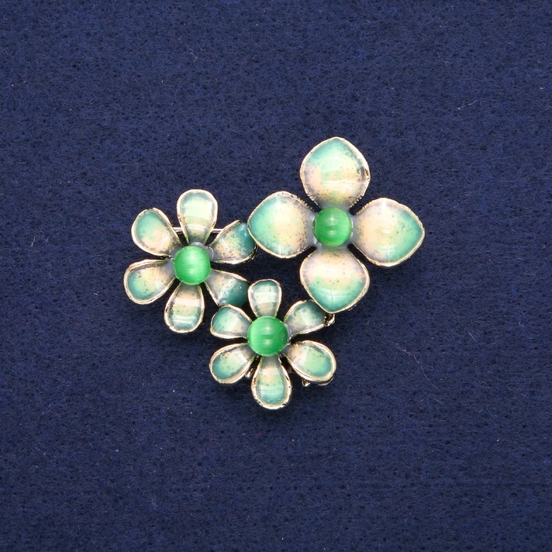 Brosche mit Anhänger – Blüten mit grünem Katzenauge und Emaille, goldfarbenes Metall 36 × 46 mm