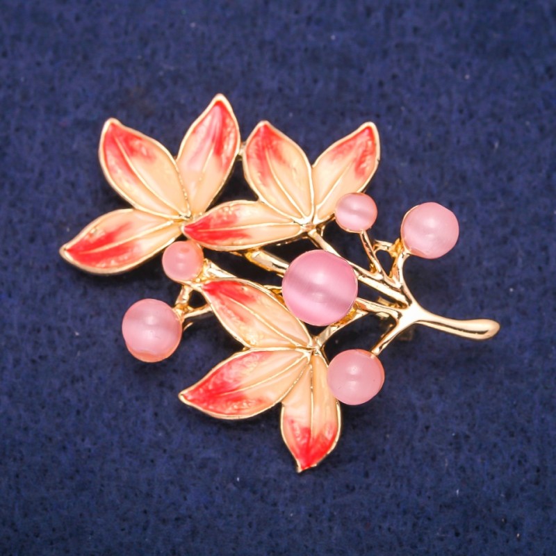 Brosche Ästchen mit rosa Katzenauge und Emaille, goldfarbenes Metall 38 × 47 mm