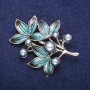 Brosche Zweig mit Perle und Emaille, silberfarbenes Metall 38×47 mm