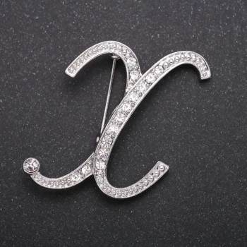 Brosche mit Initial „X“ – weiße Strasssteine, Metallfarbe Grau, 43×38 mm