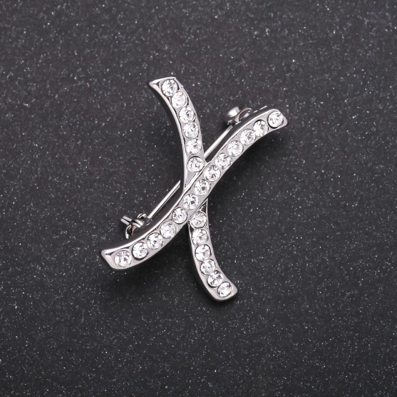 Brosche Initial X mit weißen Strasssteinen, Metallfarbe Grau, 27×21 mm