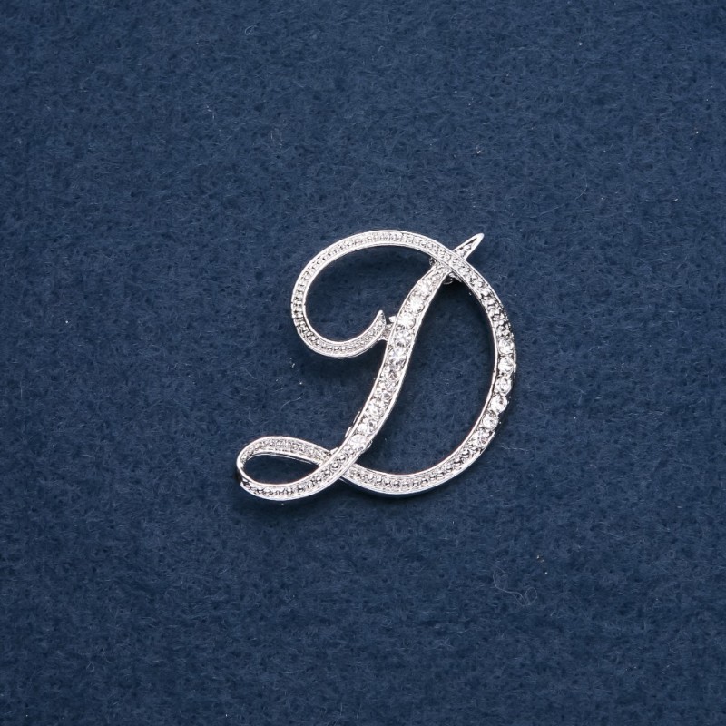 Brosche Initial D, Buchstabe D, 40 × 36 mm, Metallfarbe Silber
