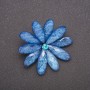 Brosche 'Gänseblümchen' mit blauem Aquarium-Effekt, graues Metall, 47 mm