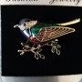Brosche Vogel auf dem Ast aus Emaille und Strasssteinen, goldfarbenes Metall 29×44 mm
