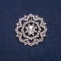 Brosche aus silberfarbenem Metall mit weißen Strasssteinen, 40×40 mm