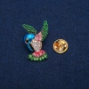 Kolibri-Brosche mit farbiger Emaille und Strasssteinen, goldfarbenes Metall, 23×31 mm