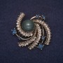 Brosche Akzent mit Apatitstein, Strasssteine, Farbe weiß/blau, Metall goldfarben