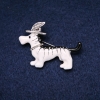 Hundebrosche mit Hut, Emaille, silberfarbenes Metall 33×47 mm