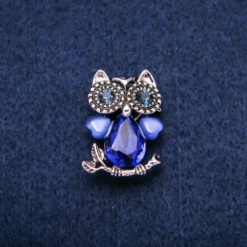 Brosche Eule mit Katzenauge und blauen Kristallen, silberfarbenes Metall 19×28 mm