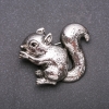 Brosche „Eichhörnchen“ mit Emaille, Farbe grau-silbernes Metall, 37 × 48 mm