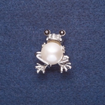Brosche «Frosch mit weißer Perle» – Metallfarbe Silber, 3×2,5 cm