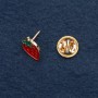 Brosche mit Drehverschluss – Erdbeere, 1,5 × 1 cm, Gelbmetall