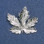 Brosche Ahornblatt aus silberfarbenem Metall