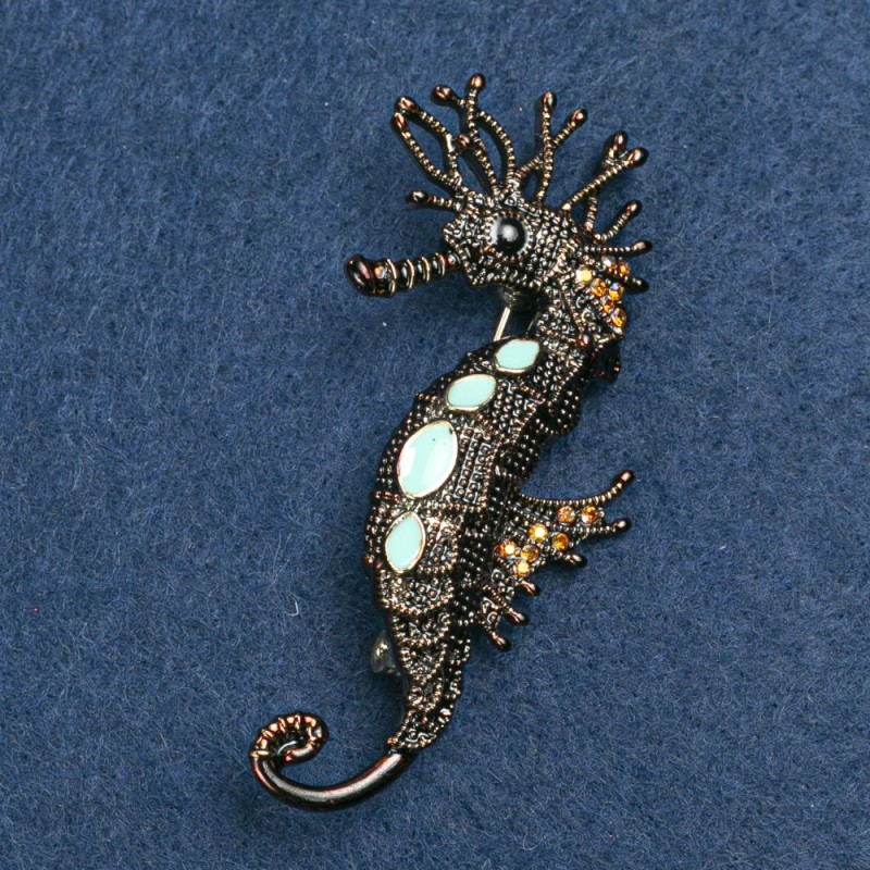 Brosche Seepferdchen goldfarbenes Metall, türkisfarbene Emaille und goldfarbene Strasssteine 47×15 mm +