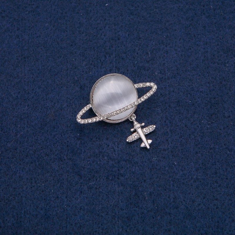 Brosche Saturn Katzenauge (silber) mit Flugzeug-Motiv aus silberfarbenem Metall mit weißen Strasssteinen 35x20 mm +
