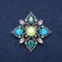 Brosche Blume aus silberfarbenem Metall mit Strasssteinen, 44 × 44 mm