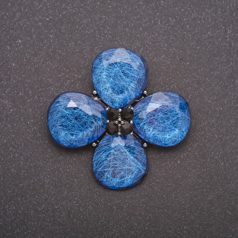 Brosche mit blauem Aquarium-Effekt – Vierblättriges Kleeblatt, graues Metall, 37×45 mm