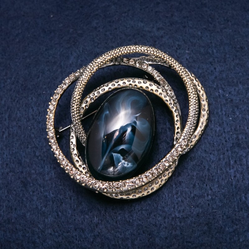 Brosche Akzent 55 × 55 mm Cabochon, weiße und blaue Strasssteine, goldfarbenes Metall