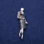 Brosche Anhänger „Dame mit Emaille“ aus silberfarbenem Metall, 18 × 60 mm
