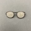 Brosche in Brillenform mit Perlmutt-Emaille, silberfarbenes Metall, 15 × 40 mm