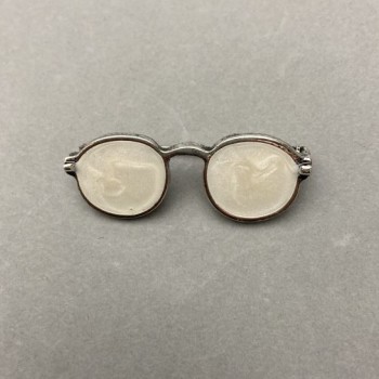 Brosche in Brillenform mit Perlmutt-Emaille, silberfarbenes Metall, 15 × 40 mm