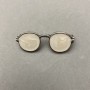 Brosche in Brillenform mit Perlmutt-Emaille, silberfarbenes Metall, 15 × 40 mm