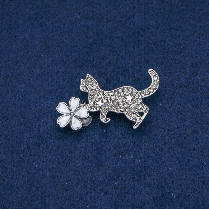 Brosche Katze mit Blume, graue Strasssteine, weiße Emaille, silberfarbener Metall 40 × 25 mm +