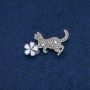 Brosche Katze mit Blume, graue Strasssteine, weiße Emaille, silberfarbener Metall 40 × 25 mm +