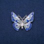 Brosche Schmetterling mit weißen Kristallen und blauer Emaille, goldfarbenes Metall 31 × 37 mm