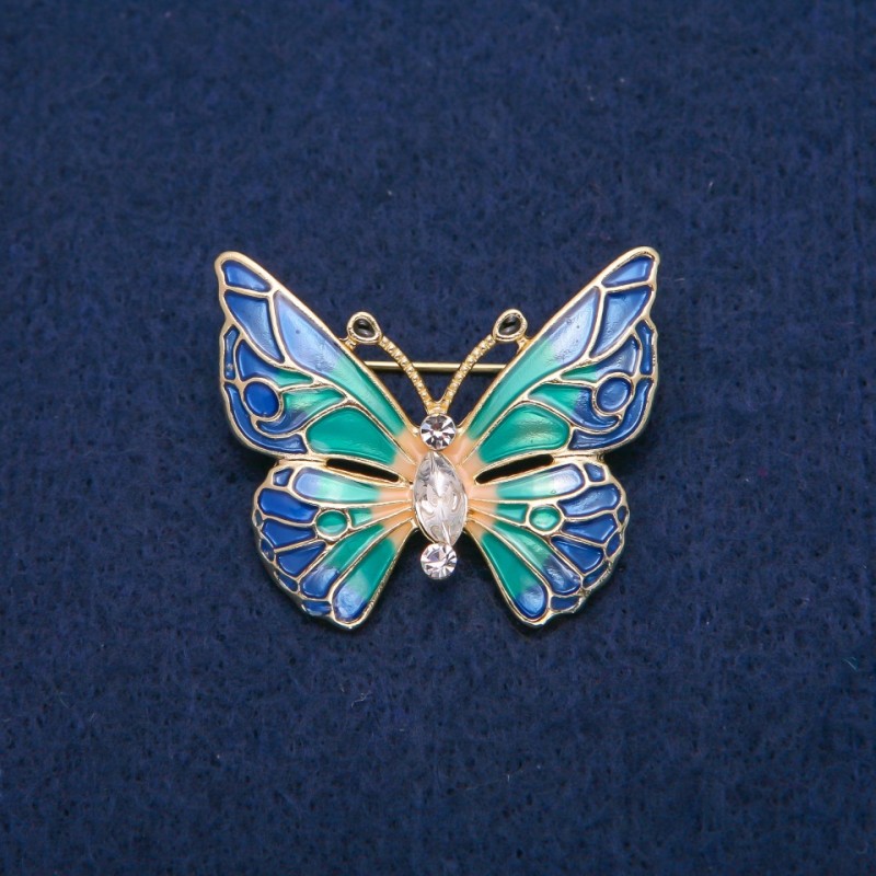 Schmetterlingsbrosche mit weißen Kristallen und buntem Emaille, goldfarbenes Metall 31 × 37 mm