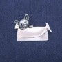 Brosche 'Kätzchen in der Handtasche' mit Perlmutt- und grauer Emaille, silberfarbenes Metall 33×45 mm