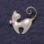 Brosche Katze mit rosa Schleife, silberne Emaille, silberfarbenes Metall 39×37 mm +
