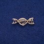 Brosche DNA-Spirale 13 × 40 mm, goldfarbenes Metall