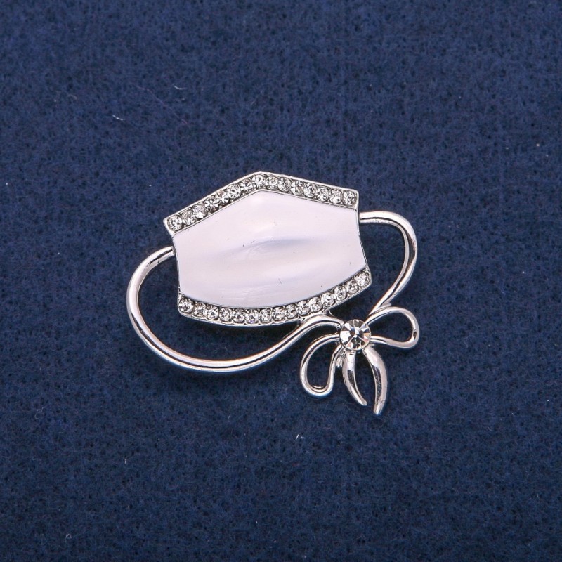 Brosche Maske, Anhänger, weiße Emaille und Strasssteine, silberfarbenes Metall 37 × 41 mm
