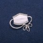 Brosche Maske, Anhänger, weiße Emaille und Strasssteine, silberfarbenes Metall 37 × 41 mm