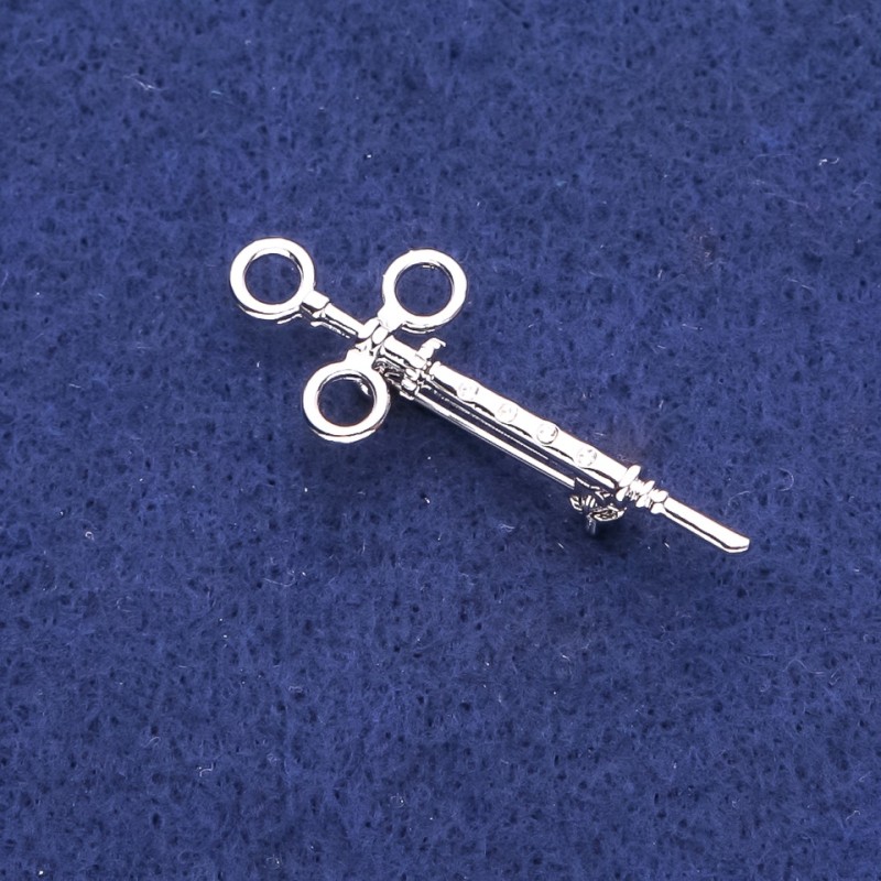 Brosche 'Spritze mit Strasssteinen' aus silberfarbenem Metall 17 × 45 mm