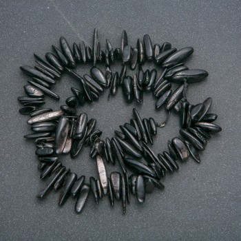 Nadelartige Obsidian-Krümel auf Schnur, Naturstein, Durchmesser ca. 10–20 × 3–5 mm, Länge ca. 40 cm