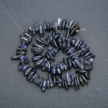 Faden aus natürlichem Iolith, Körnchen in Nadelform, Durchmesser 15 × 5 mm, Länge ca. 40 cm +
