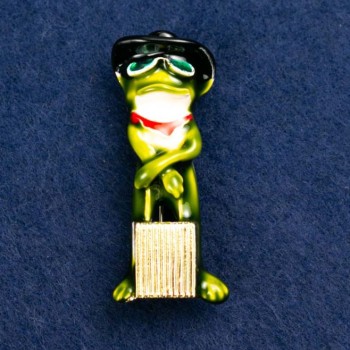 Anhänger-Brosche „Frosch mit Koffer“, grüne Emaille, goldfarbenes Metall 45 × 18 mm +