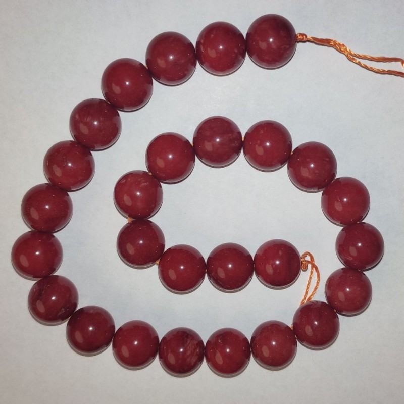 Perlen auf einer Schnur aus künstlichem Jaspis (Einzelstück), Durchmesser 14 mm, Länge 37 cm