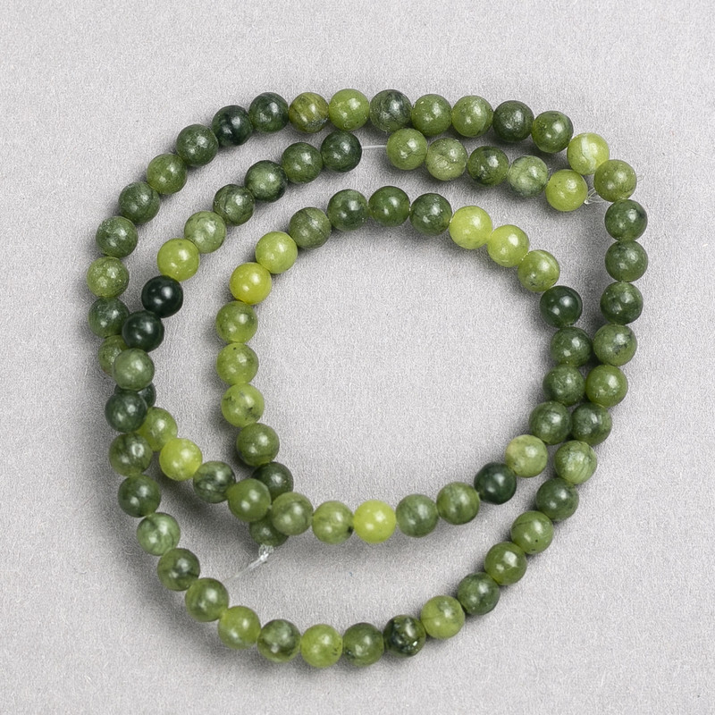 Jadeit-Perlen auf Schnur, glatte Kugeln, Durchmesser 4–5 mm, Länge ca. 38 cm