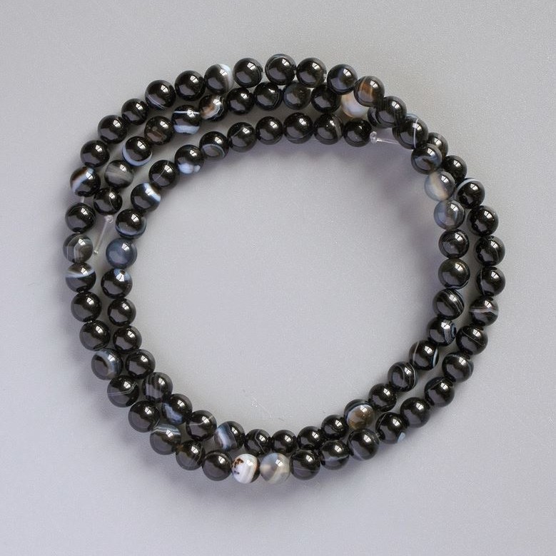 Achat-Okowy-Perlen, natürlicher Stein, glatte Kugeln, Durchmesser 4–4,5 mm, Länge ca. 39 cm auf Schnur