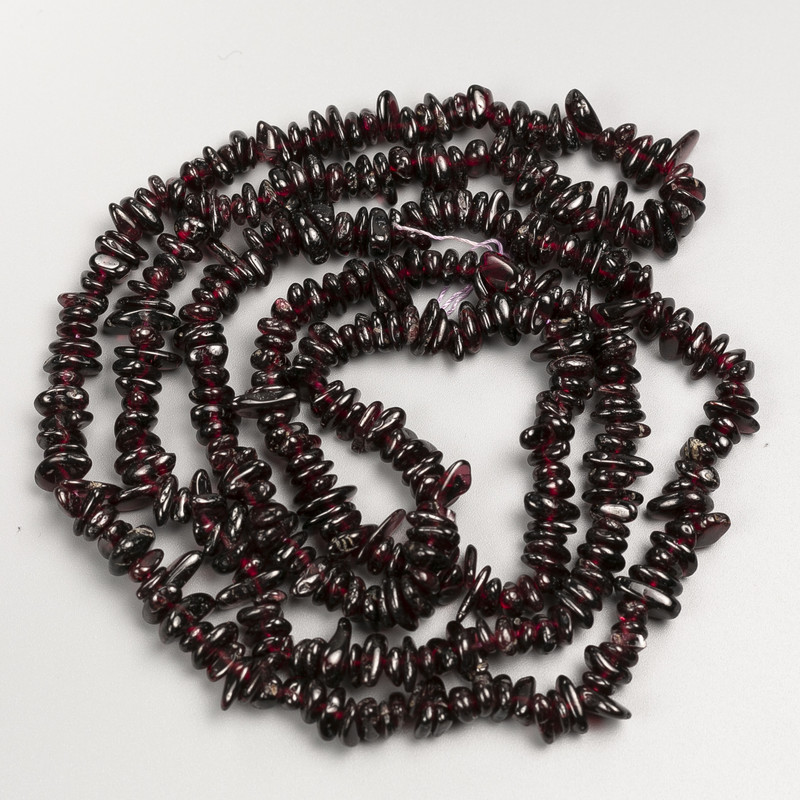 Granatschips-Perlen aus Granat, auf langer Schnur, Durchmesser ca. 7 x 2 mm, Länge ca. 90 cm