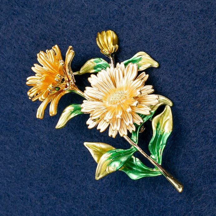 Brosche-Anhänger Gänseblümchen-Blüten, Emaille, goldfarbenes Metall 63×50 mm