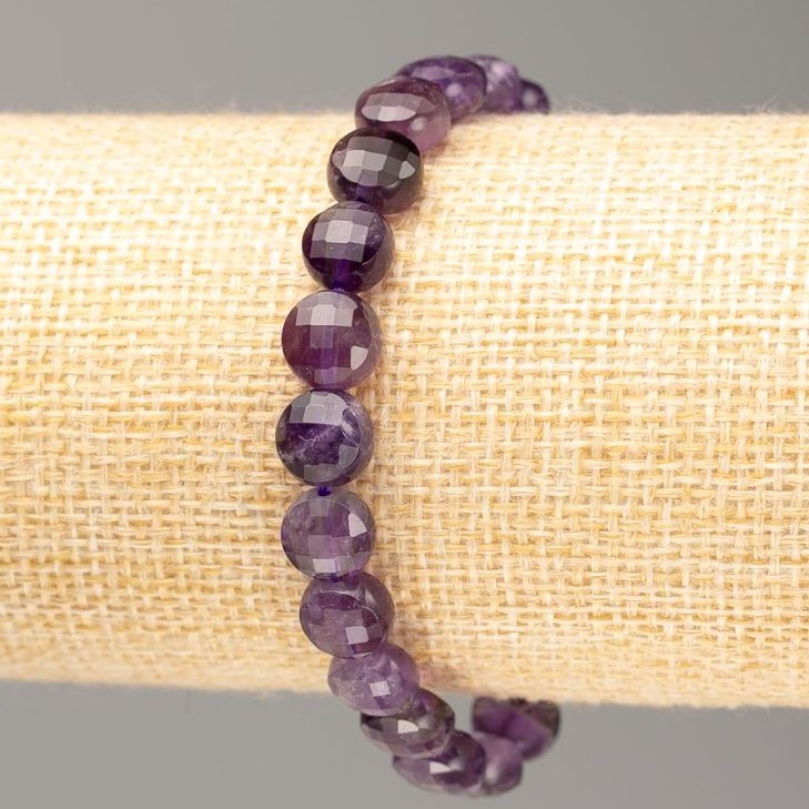 Armband aus Amethyst (Naturstein), facettierte Münzperlen, Durchmesser 8×5 mm, Länge ca. 18 cm, auf Elastikband