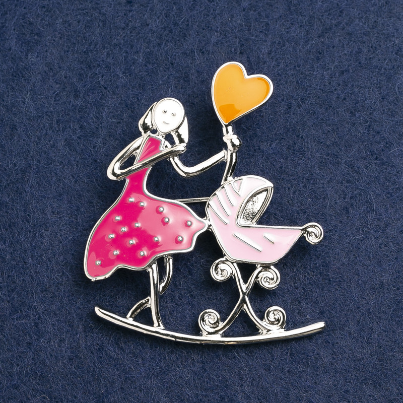 Brosche 'Mutter mit Wiege', Emaille in Rosa und Himbeer, silbernes Metall, 46×38 mm