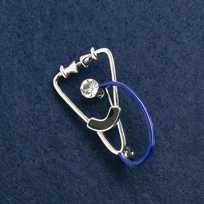 Brosche Stethoskop Emaille – schwarz und blau, mit weißem Stein, silbernes Metall 43 × 24 mm