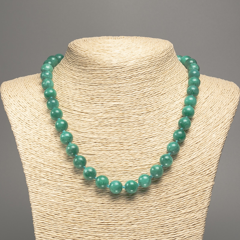 Grüne Halskette «Aquamarin» aus glatten Kugeln, Durchmesser ca. 10 mm, Länge ca. 50 cm, aus synthetisch gefärbtem weißem Jade