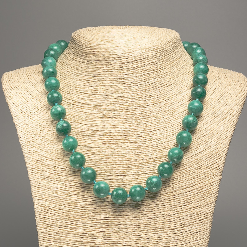 Grüne Halskette 'Aquamarin' glatte Kugeln, Durchmesser ca. 12 mm, Länge ca. 50 cm, aus weißem Nephrit (synthetisch gefärbt)