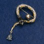 Brosche in Form einer Schlange, mit schwarzer und brauner Emaille, mit Kristall, Perle und goldfarbenen Strasssteinen, goldfarbenes Metall, 35 × 64 mm